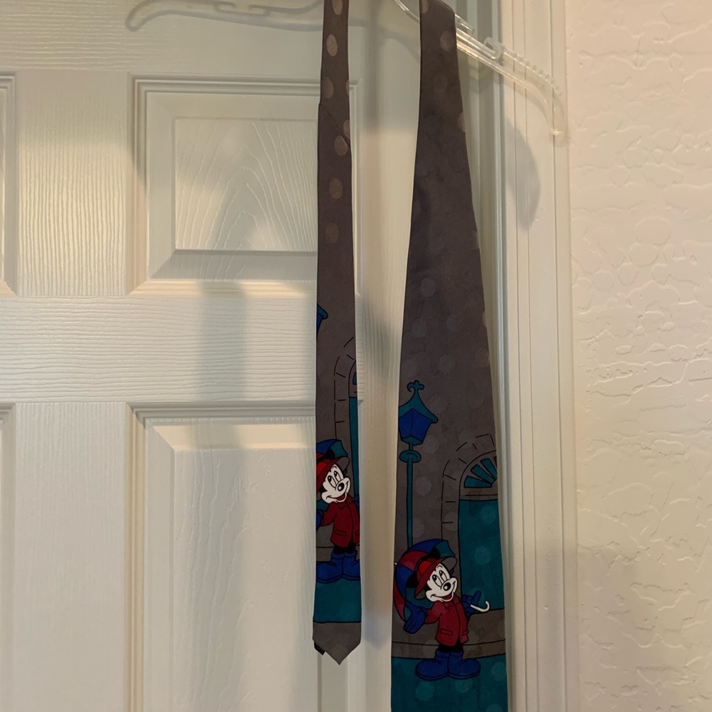 Vintage 90’s Disney Mickey Mouse Mickey Unlimited Mickey in the rain